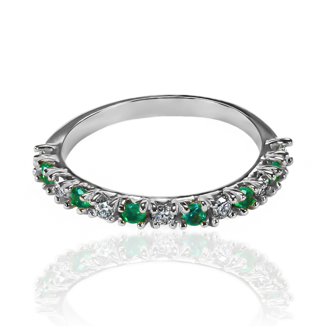Anillo de fiesta de esmeraldas y diamantes. Hecho con Joyería Caracas y oro 18k de la más alta calidad, este impresionante anillo es una garantía para toda la vida.