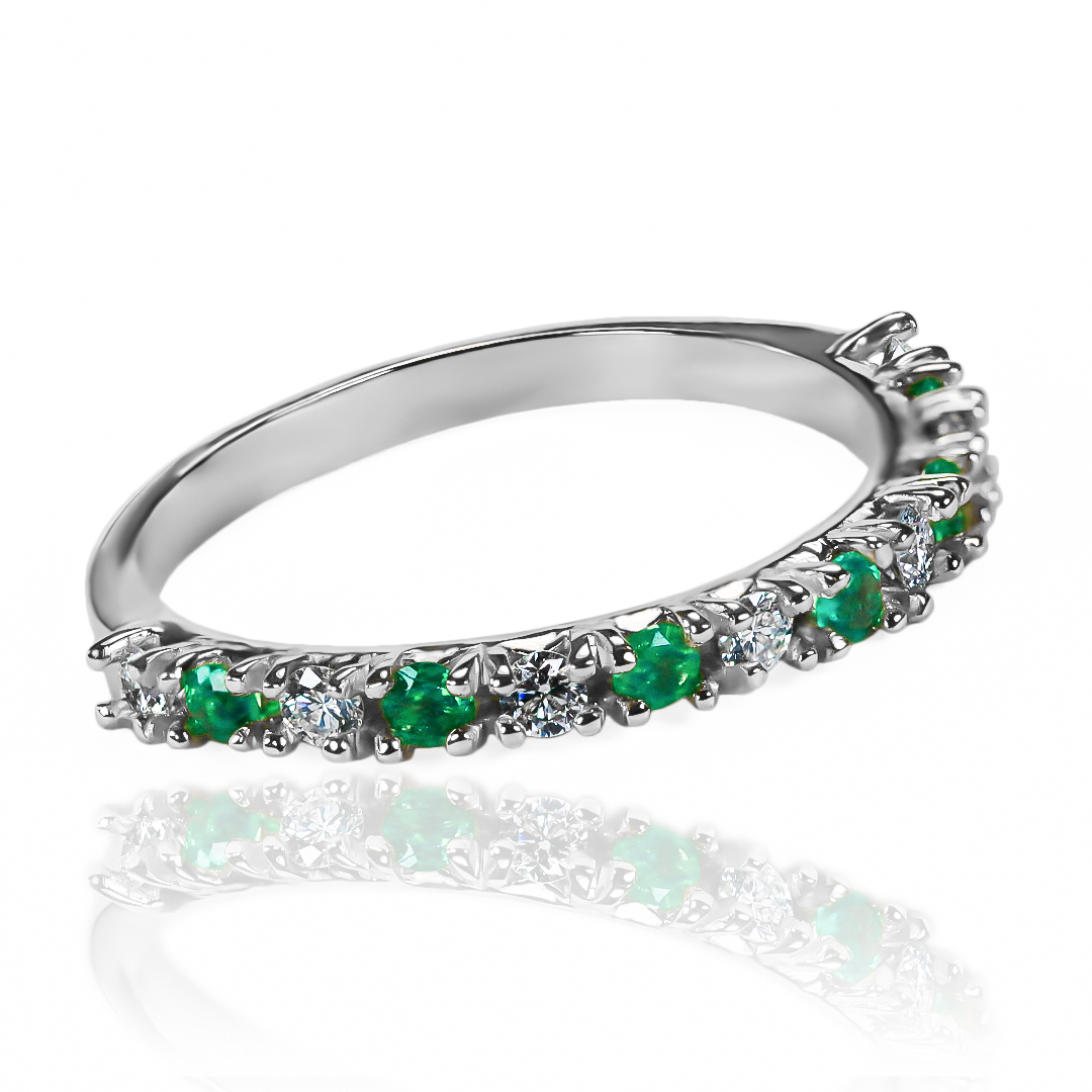 Anillo de fiesta de esmeraldas y diamantes. Hecho con Joyería Caracas y oro 18k de la más alta calidad, este impresionante anillo es una garantía para toda la vida.