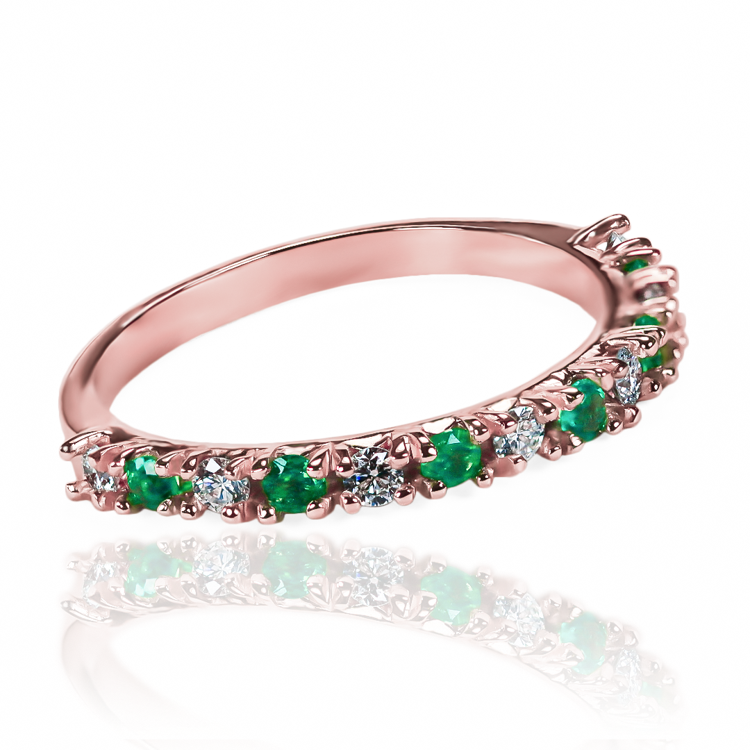 Anillo de fiesta de esmeraldas y diamantes. Hecho con Joyería Caracas y oro 18k de la más alta calidad, este impresionante anillo es una garantía para toda la vida.