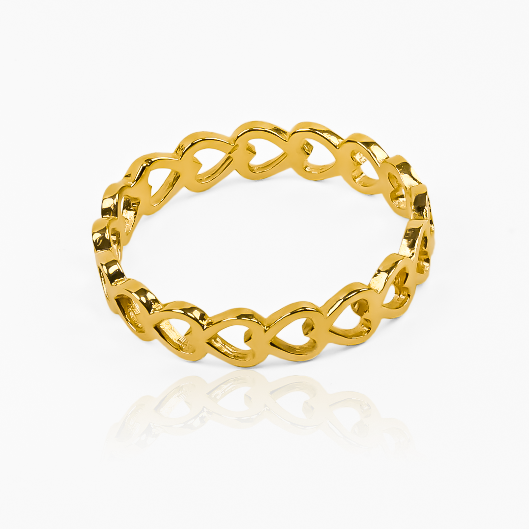 Anillo de filigrana de la Joyería Caracas está hecho de oro 18k y cuenta con una fila de corazones delicadamente detallados, con garantía de por vida.