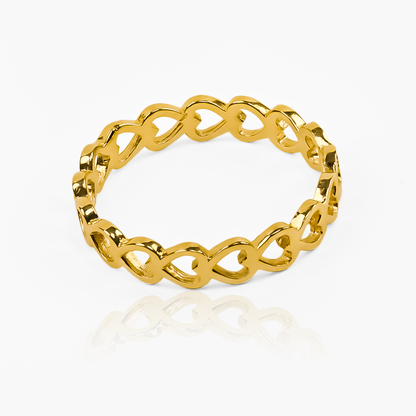 Anillo de filigrana de la Joyería Caracas está hecho de oro 18k y cuenta con una fila de corazones delicadamente detallados, con garantía de por vida.