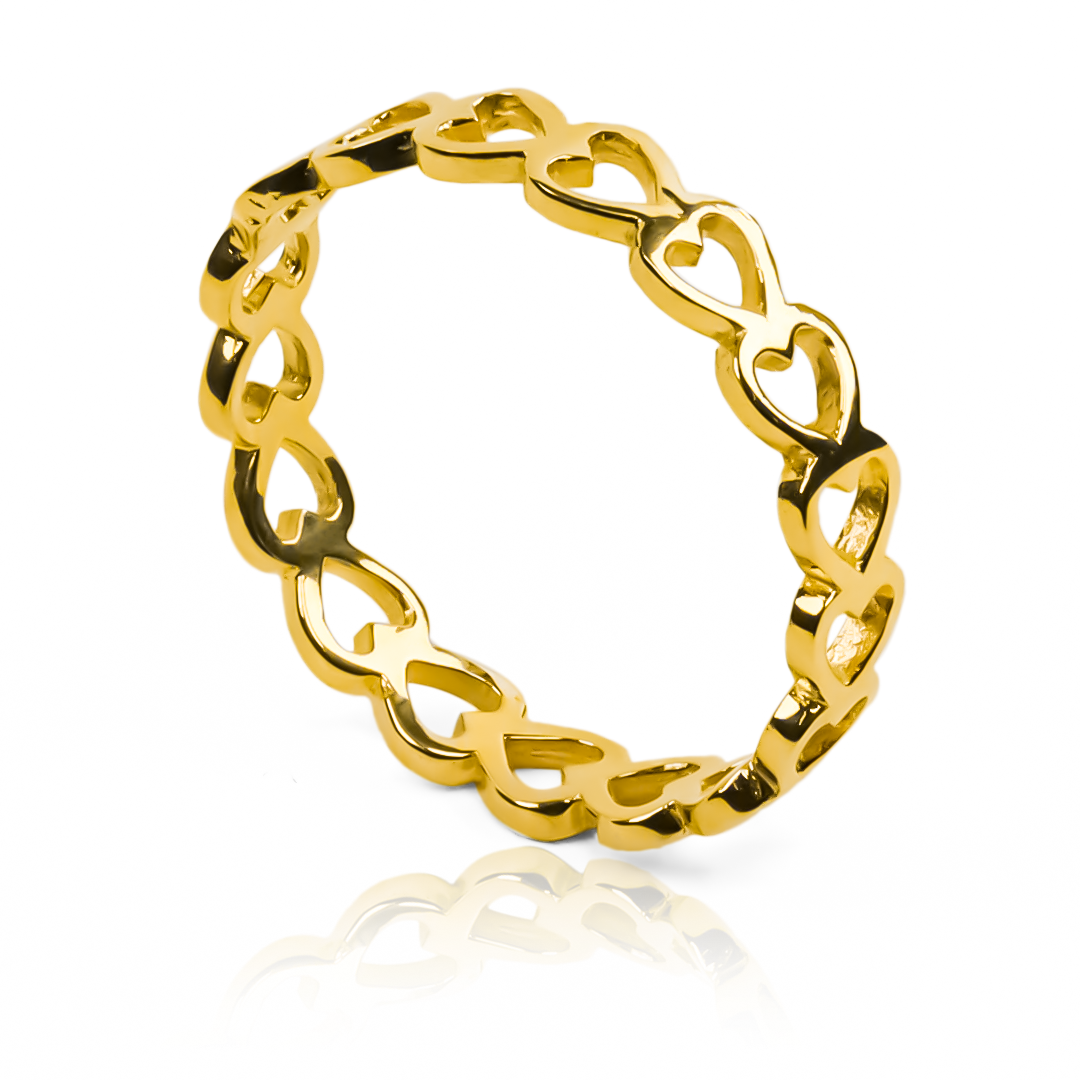 Anillo de filigrana de la Joyería Caracas está hecho de oro 18k y cuenta con una fila de corazones delicadamente detallados, con garantía de por vida.