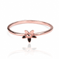 Anillo Flor Especial SS, fabricado en oro 18k por Joyería Caracas, cuenta con certificado de calidad y garantía de por vida.