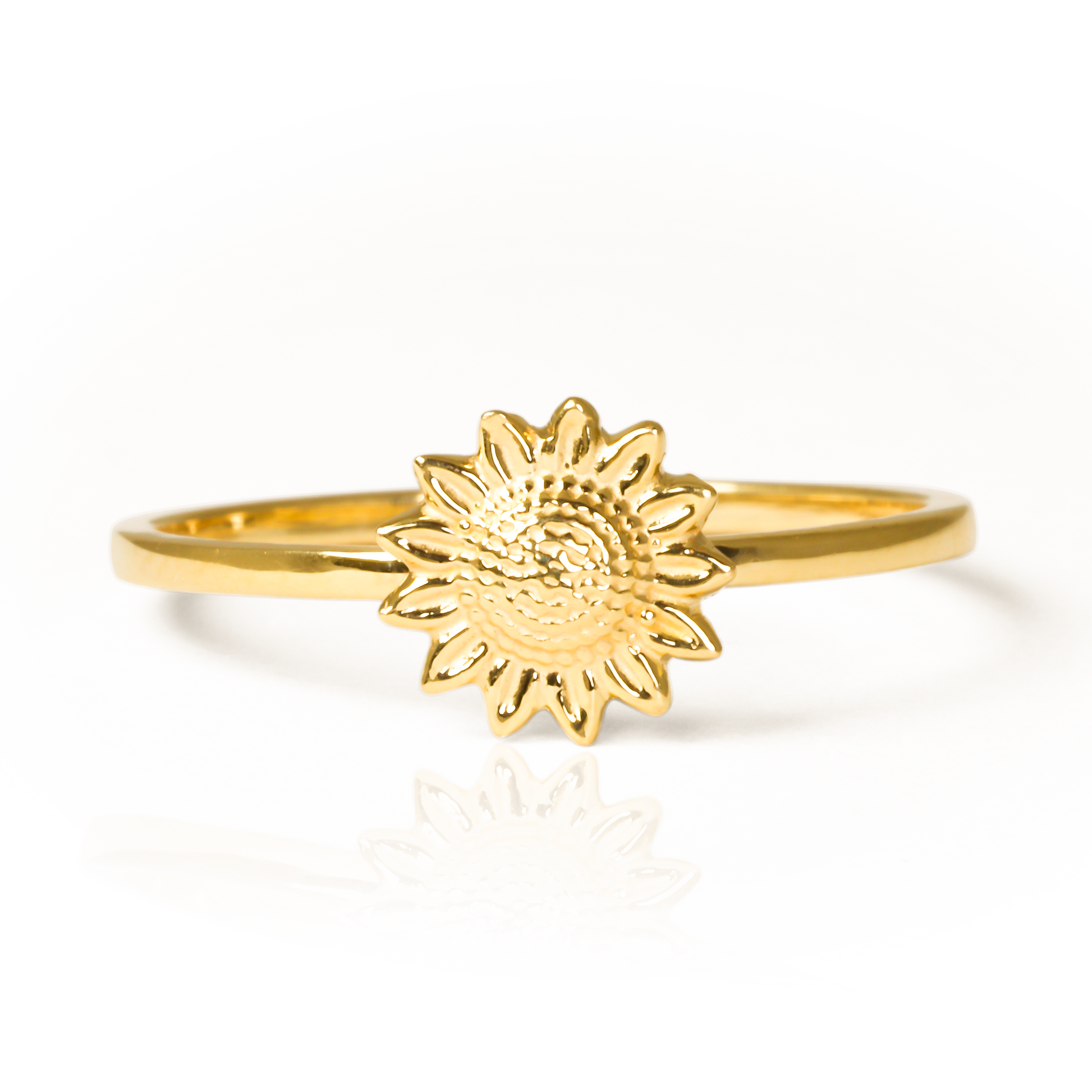 Anillo girasol S de Joyería Caracas está hecho de oro 18k. Además, cuenta con garantía de por vida.