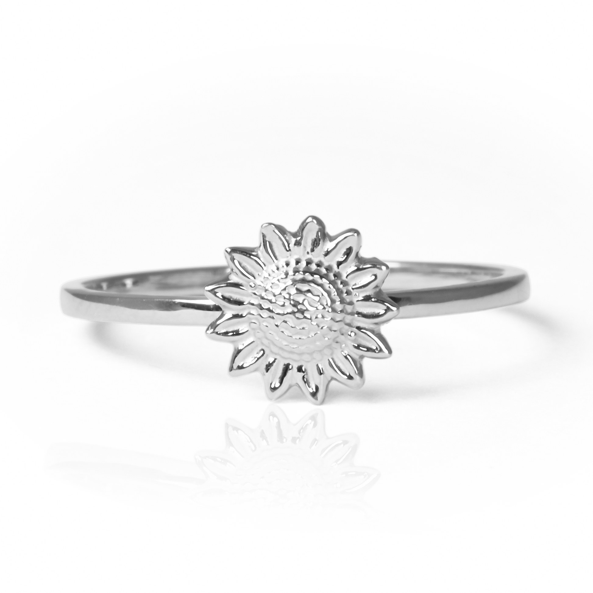 Anillo girasol S de Joyería Caracas está hecho de oro 18k. Además, cuenta con garantía de por vida.