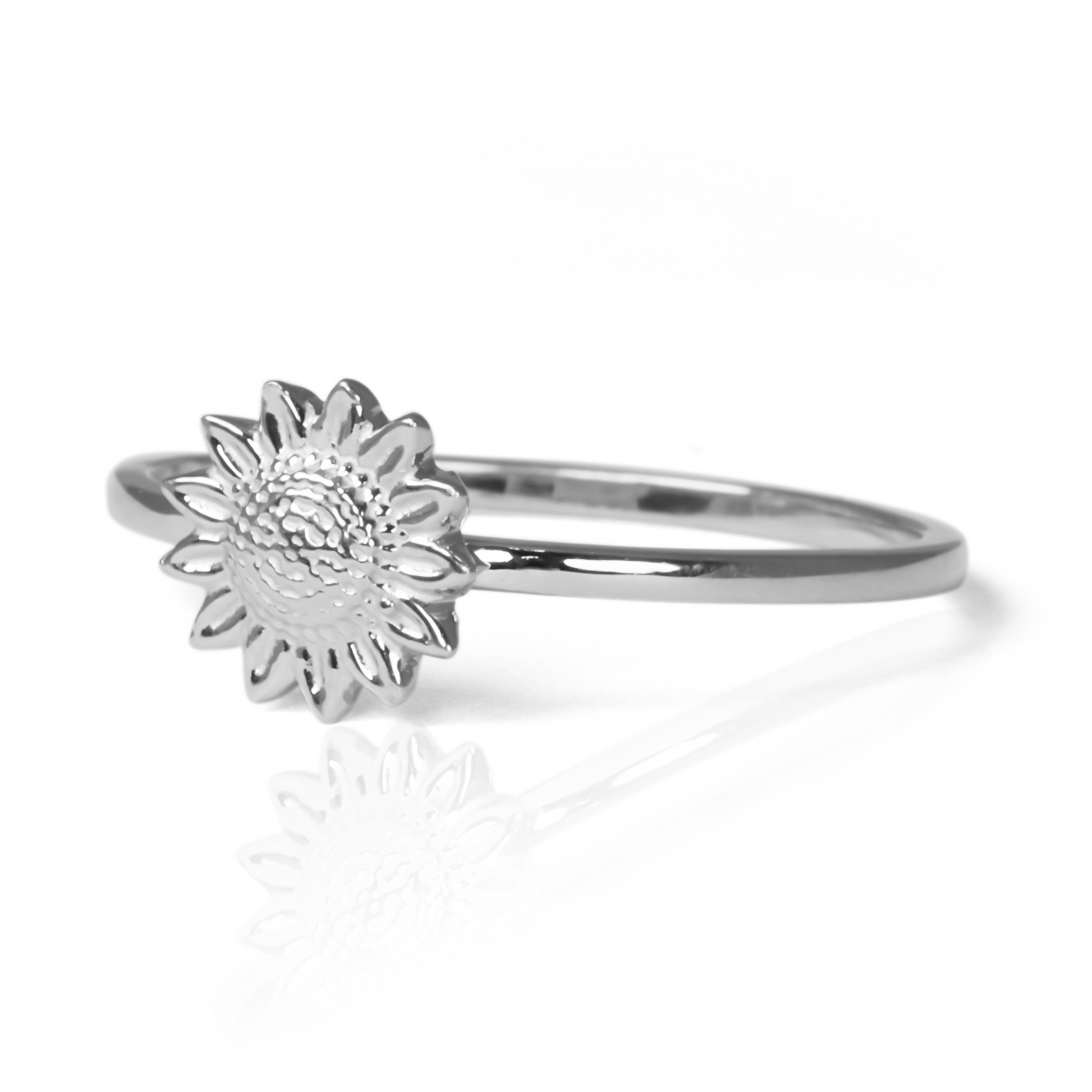 Anillo girasol S de Joyería Caracas está hecho de oro 18k. Además, cuenta con garantía de por vida.