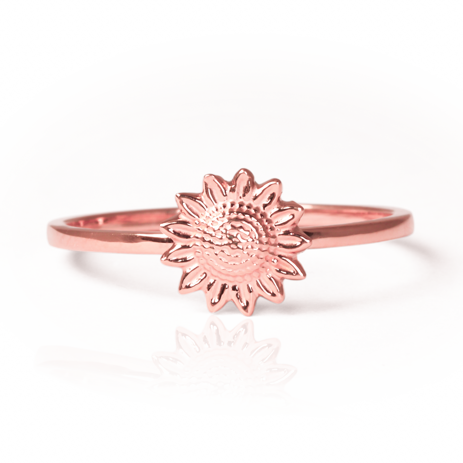 Anillo girasol S de Joyería Caracas está hecho de oro 18k. Además, cuenta con garantía de por vida.