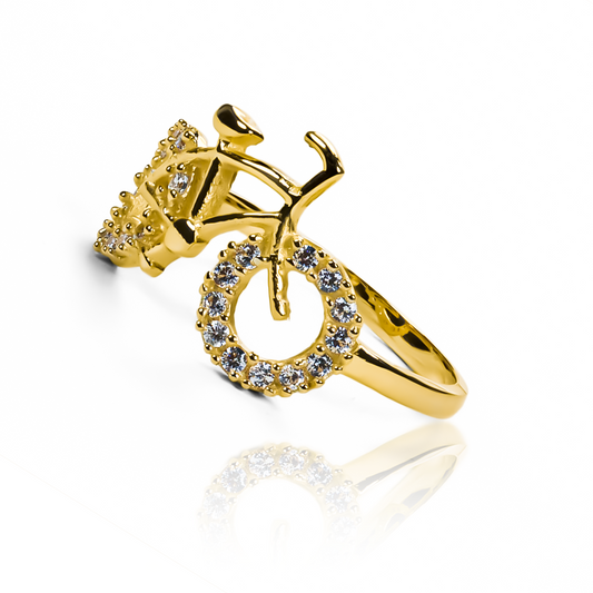 Anillo Giro JC, elaborado con Joyería Caracas de oro 18k. Con su característico giro, este anillo es un símbolo de estilo y sofisticación, te ofrecemos una garantía para toda la vida.