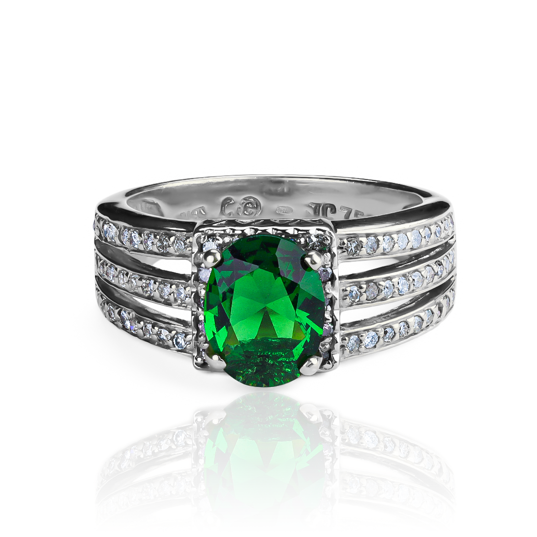 Anillo jungle ring de Joyería Caracas es una verdadera obra de arte. Hecho de oro 18k, su diseño único evoca la belleza y el misterio de la jungla. Con garantía de por vida.