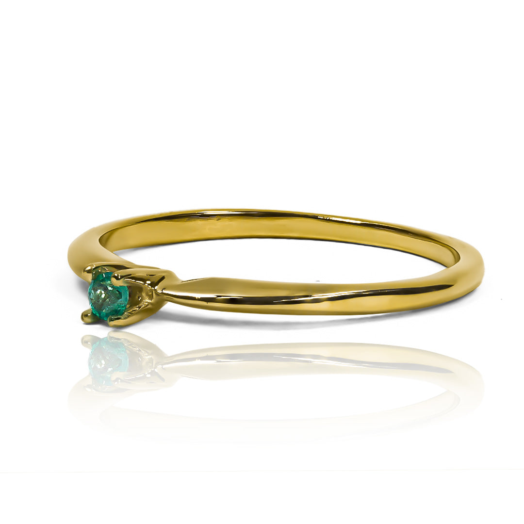 Anillo de compromiso con cortina de esmeralda y oro de 18k de Joyería Caracas. Fabricado con oro de 18k, este anillo cuenta con un certificado de calidad.