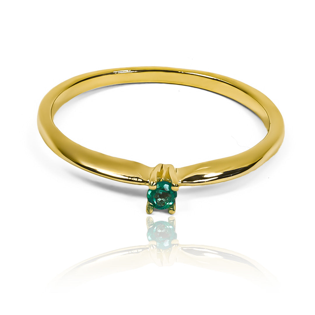 Anillo de compromiso con cortina de esmeralda y oro de 18k de Joyería Caracas. Fabricado con oro de 18k, este anillo cuenta con un certificado de calidad.