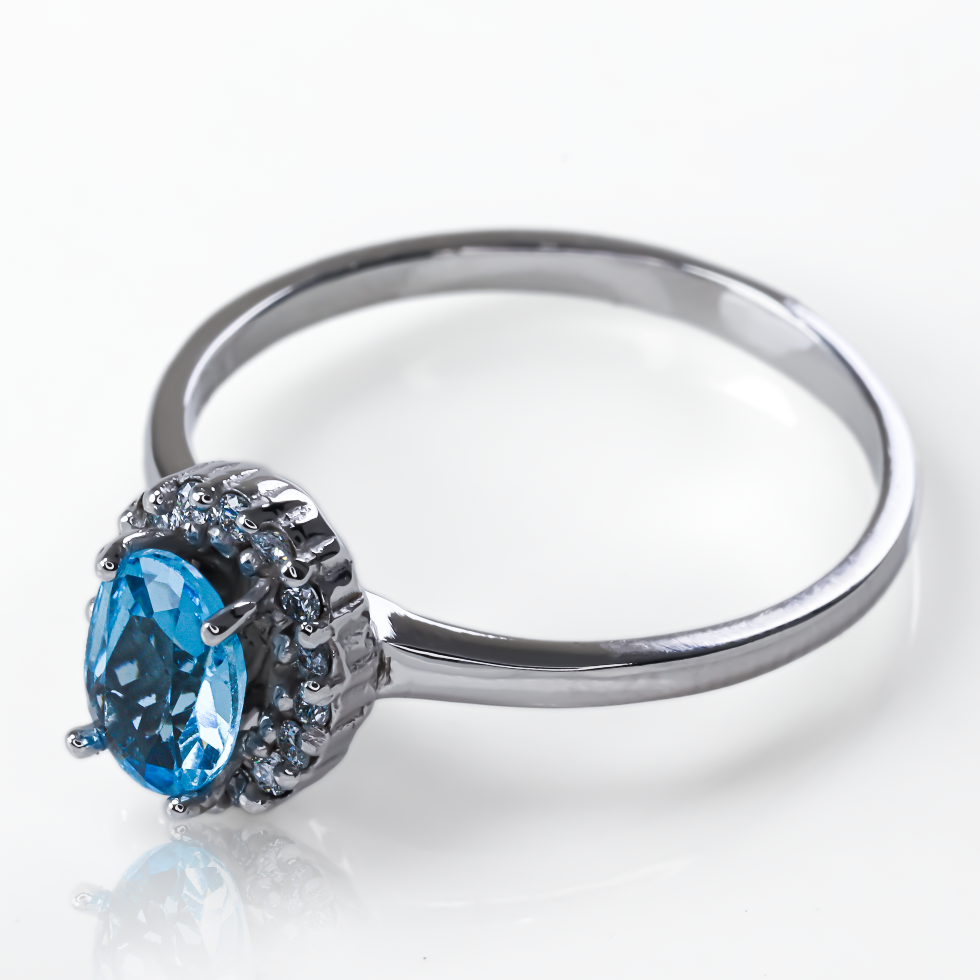 Anillo de compromiso Lady Classic en oro 18k con un impresionante topacio rodeado de diamantes de Joyería Caracas con certificado de calidad y garantía de por vida.