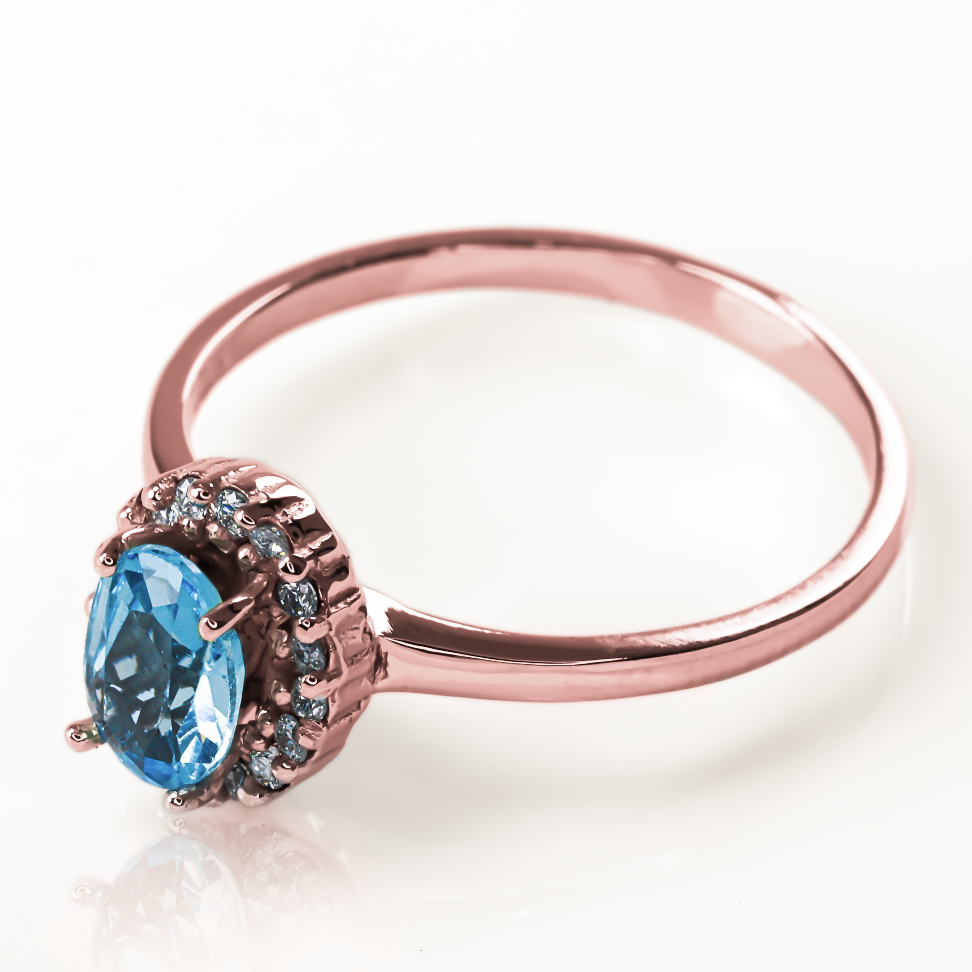 Anillo de compromiso Lady Classic en oro 18k con un impresionante topacio rodeado de diamantes de Joyería Caracas con certificado de calidad y garantía de por vida.