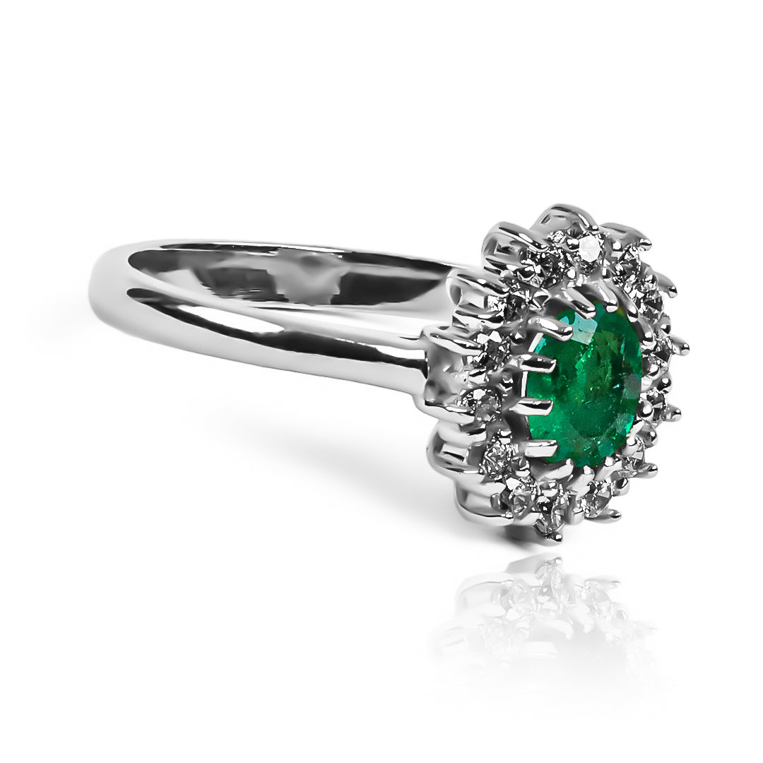 Anillo de compromiso Lady Esmeralda, elaborada en oro 18k y certificada por su durabilidad y elegancia. Con un diseño exclusivo de Joyería Caracas.