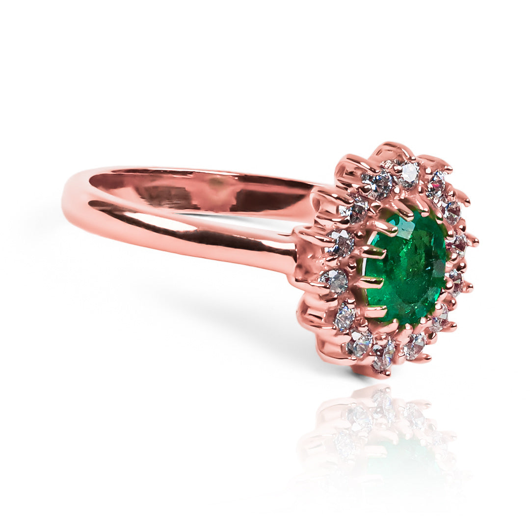 Anillo de compromiso Lady Esmeralda, elaborada en oro 18k y certificada por su durabilidad y elegancia. Con un diseño exclusivo de Joyería Caracas.