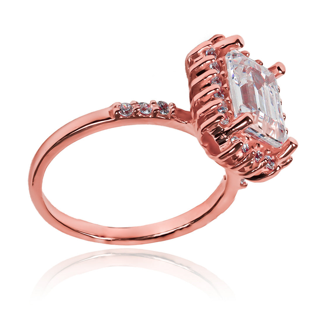 Anillo de compromiso Lady Square es un símbolo de amor. Hecho con oro de 18k y certificado de calidad de Joyería Caracas. Con garantía para toda la vida.