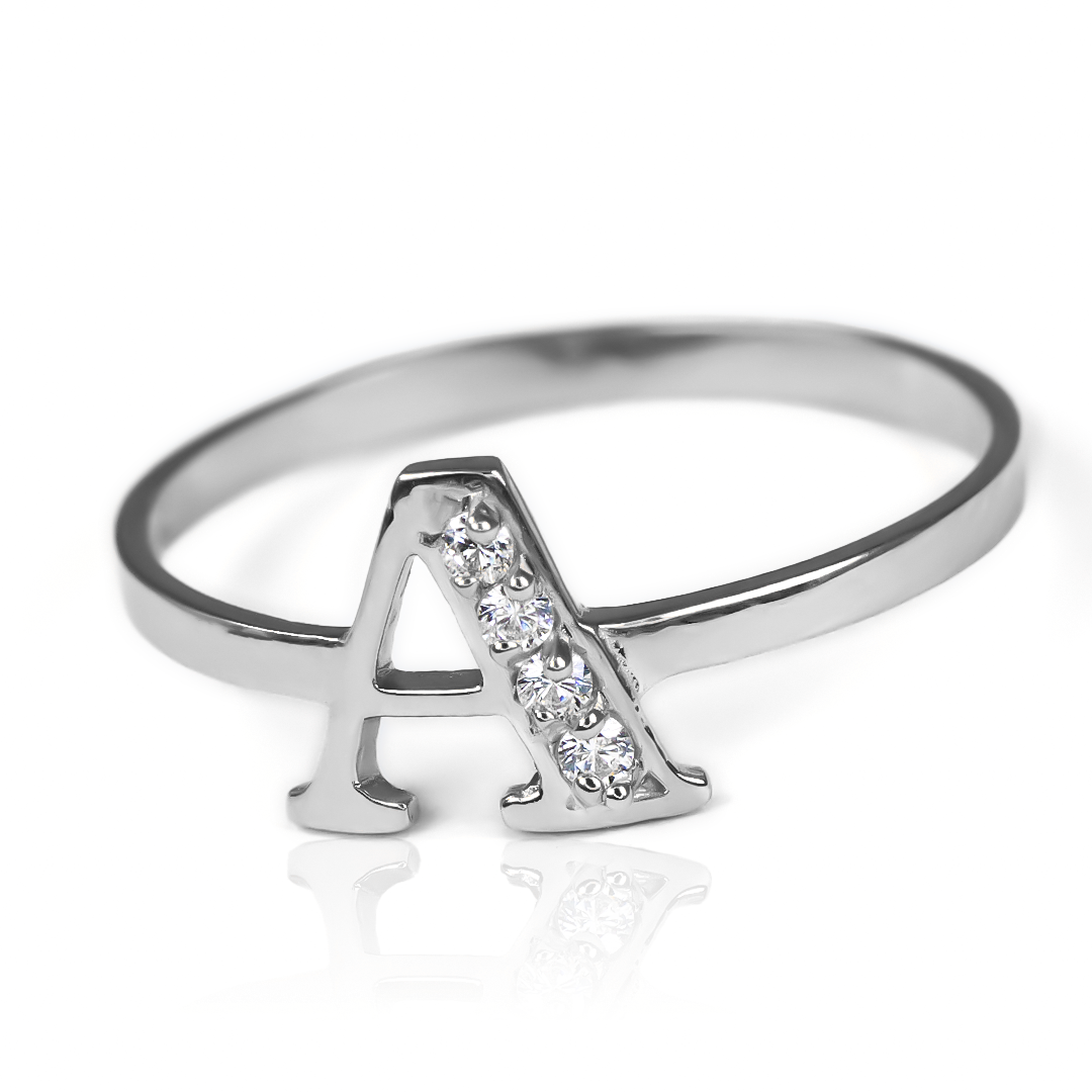 Anillo Letra. Realizado en joyería caracas con oro 18k, este anillo personalizado con tu inicial es un tesoro que durará para siempre. Con la garantía para toda la vida