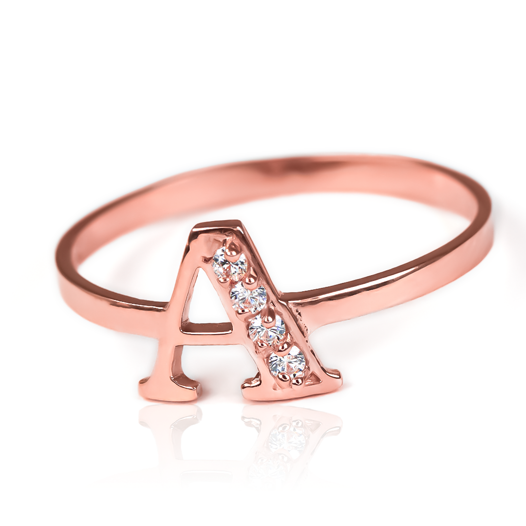 Anillo Letra. Realizado en Joyería Caracas con oro 18k, con la garantía para toda la vida.