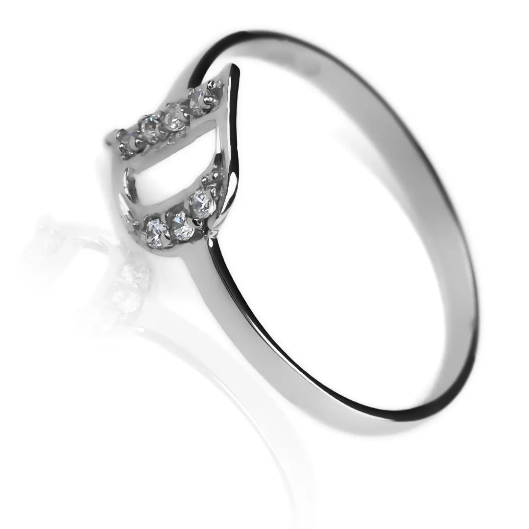 Anillo con la letra D. Hecho con oro 18k en Joyería Caracas, este anillo te brinda una garantía para toda la vida.