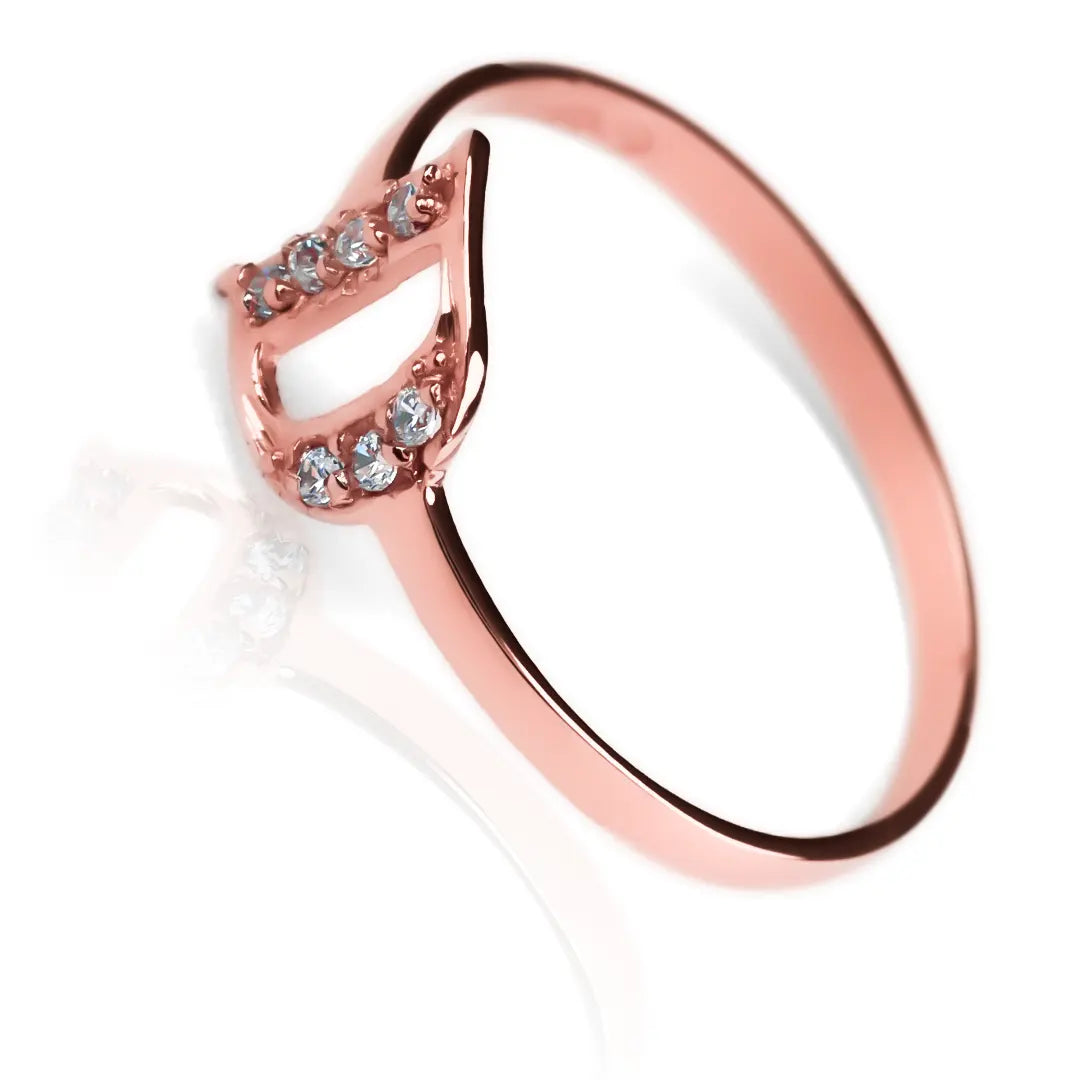 Anillo con la letra D. Hecho con oro 18k en Joyería Caracas, este anillo te brinda una garantía para toda la vida.
