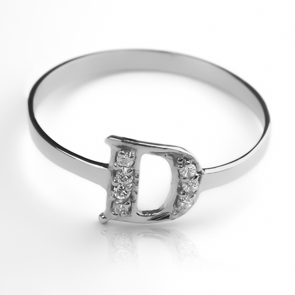 Anillo con la letra D. Hecho con oro 18k en Joyería Caracas, este anillo te brinda una garantía para toda la vida.