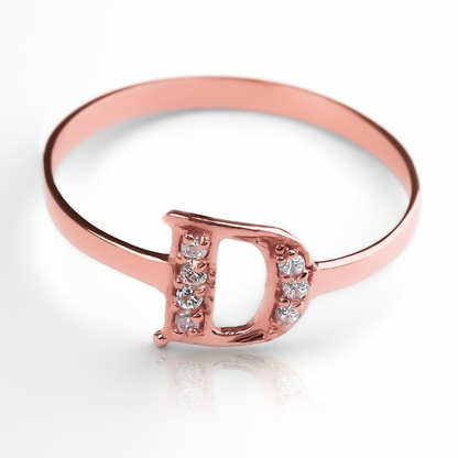 Anillo con la letra D. Hecho con oro 18k en Joyería Caracas, este anillo te brinda una garantía para toda la vida.