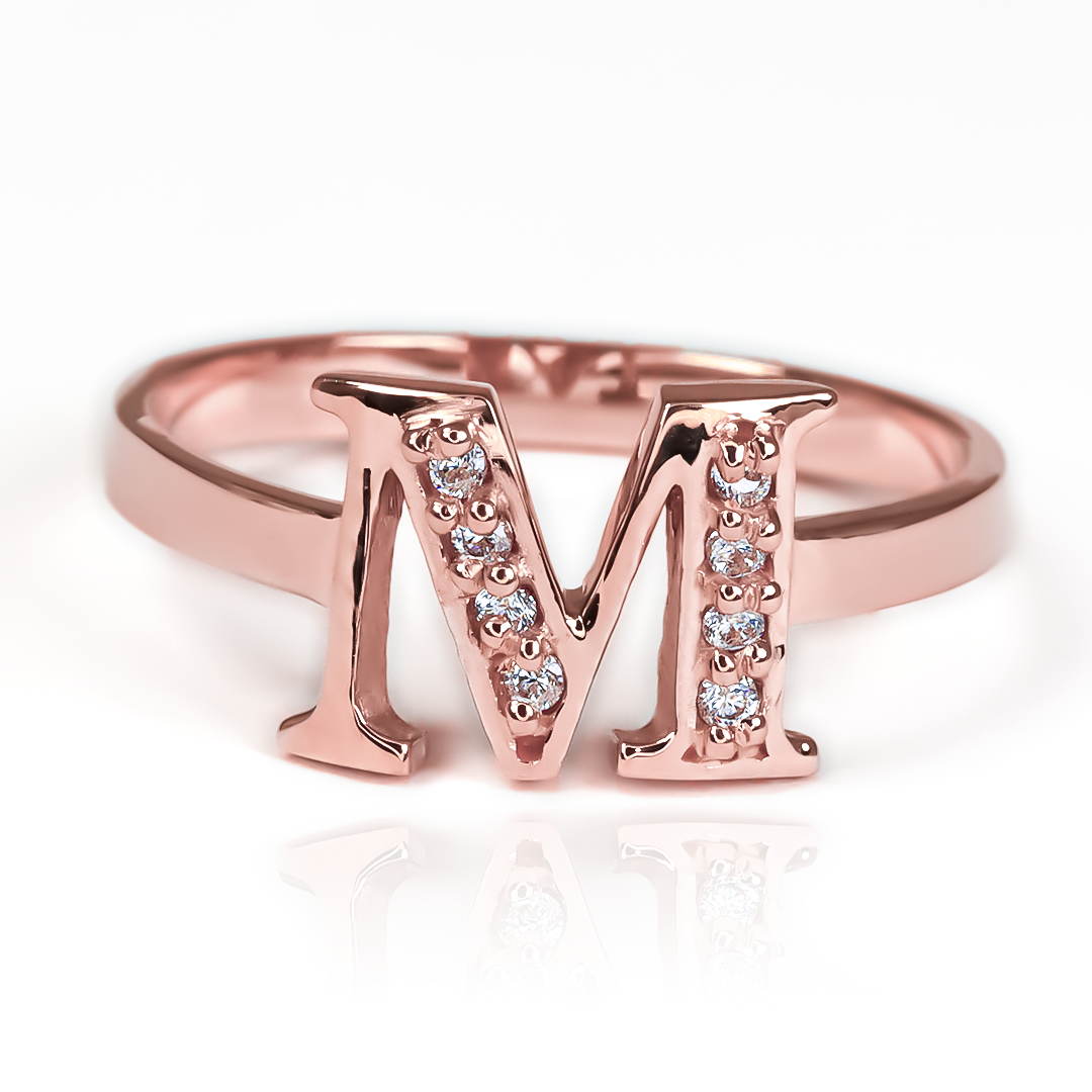 Joya de la exclusiva Joyería Caracas, este anillo de oro 18k con la letra M es sinónimo de elegancia y calidad. Con garantía de por vida.
