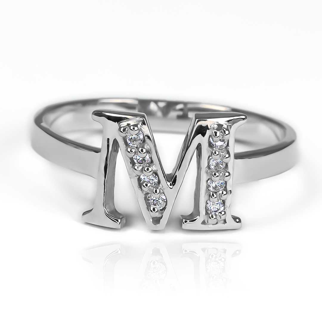 Joya de la exclusiva Joyería Caracas, este anillo de oro 18k con la letra M es sinónimo de elegancia y calidad. Con garantía de por vida.