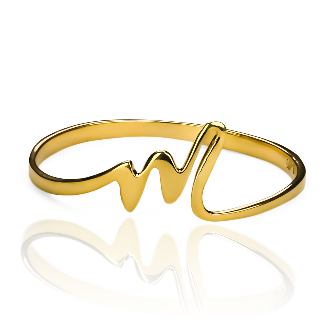 Anillo Letra mini M de Joyería Caracas. Confeccionado en oro 18k, este anillo con la letra M es una adición atemporal a su colección. Además, viene con garantía de por vida para su tranquilidad.