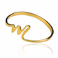 Anillo Letra mini M de Joyería Caracas. Confeccionado en oro 18k, este anillo con la letra M es una adición atemporal a su colección. Además, viene con garantía de por vida para su tranquilidad.