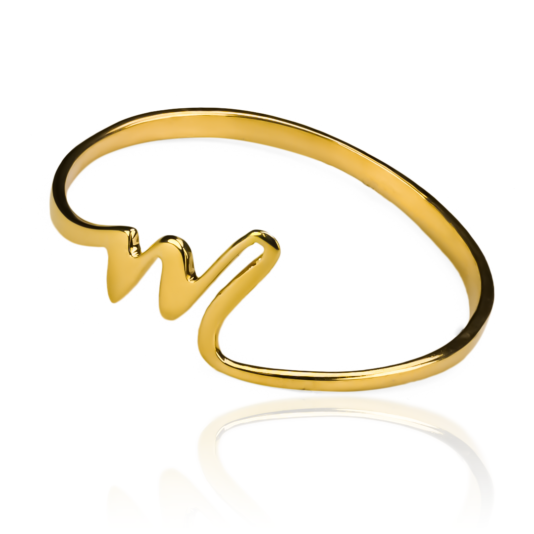 Anillo Letra mini M de Joyería Caracas. Confeccionado en oro 18k, este anillo con la letra M es una adición atemporal a su colección. Además, viene con garantía de por vida para su tranquilidad.