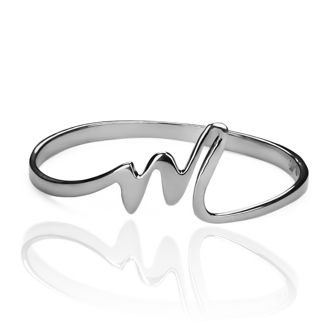 Anillo Letra mini M de Joyería Caracas. Confeccionado en oro 18k, este anillo con la letra M es una adición atemporal a su colección. Además, viene con garantía de por vida para su tranquilidad.
