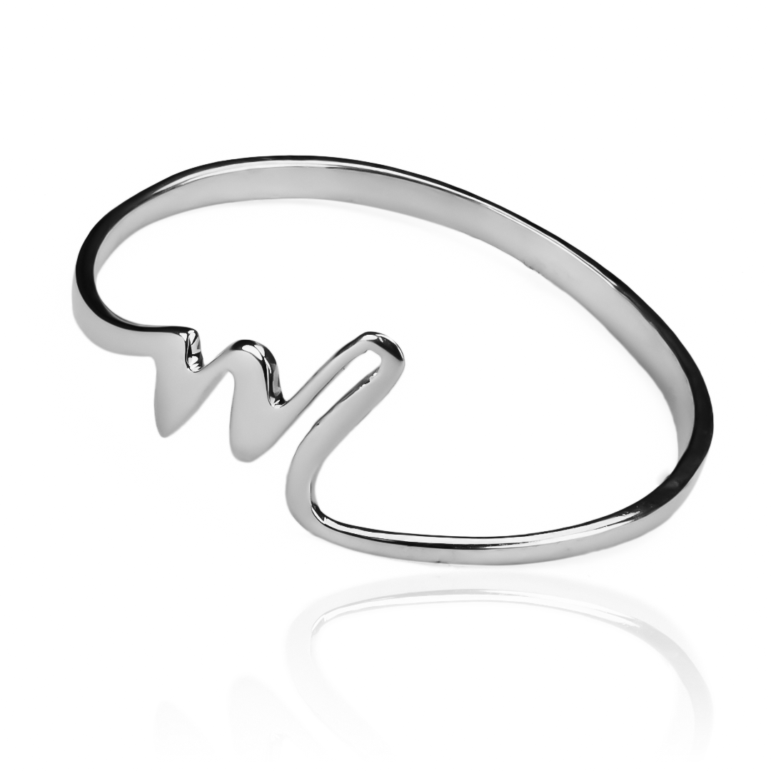 Anillo Letra mini M de Joyería Caracas. Confeccionado en oro 18k, este anillo con la letra M es una adición atemporal a su colección. Además, viene con garantía de por vida para su tranquilidad.