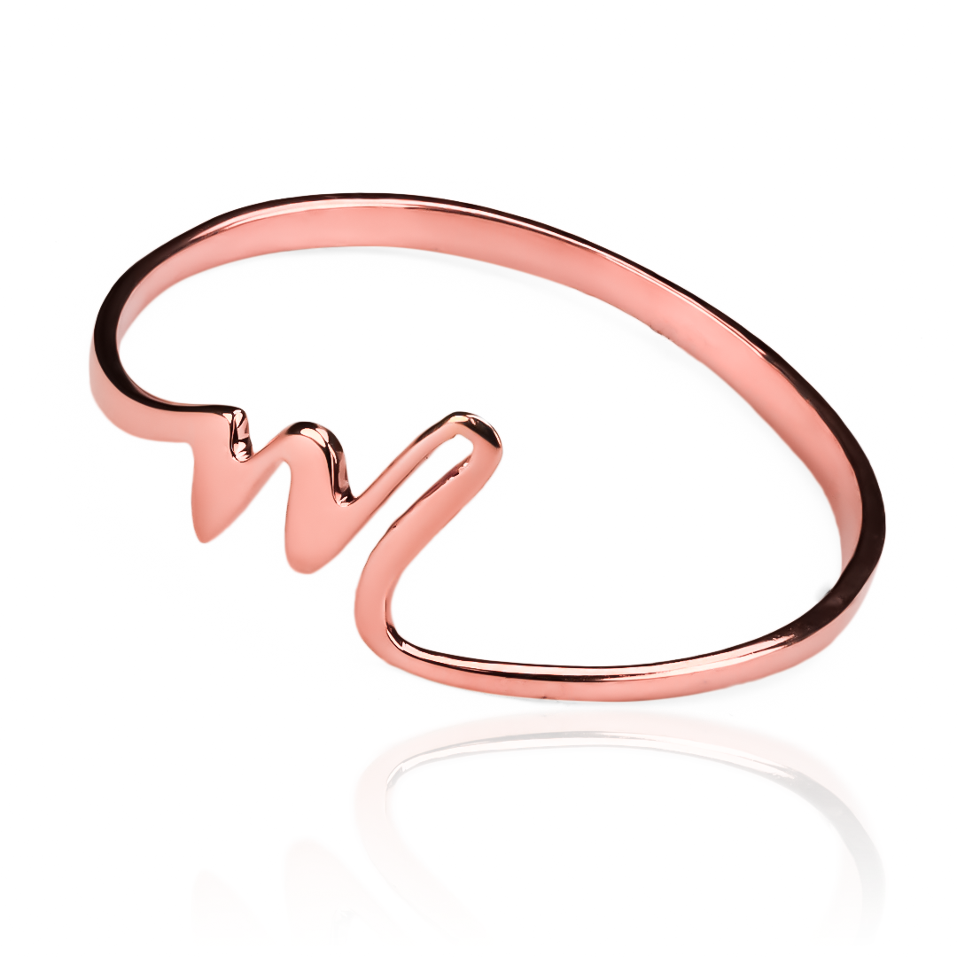 Anillo Letra mini M de Joyería Caracas. Confeccionado en oro 18k, este anillo con la letra M es una adición atemporal a su colección. Además, viene con garantía de por vida para su tranquilidad.