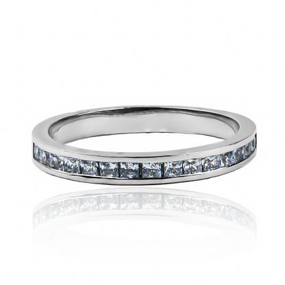 Anillo line princess II fabricado por Joyería Caracas en oro 18k, cuenta con una garantía para toda la vida.