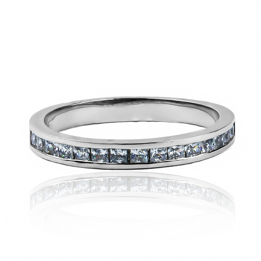 Anillo line princess II fabricado por Joyería Caracas en oro 18k, cuenta con una garantía para toda la vida.