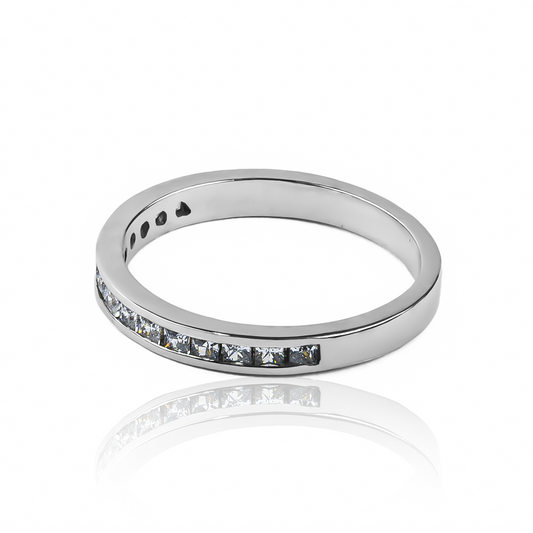 Anillo line princess II fabricado por Joyería Caracas en oro 18k, cuenta con una garantía para toda la vida.