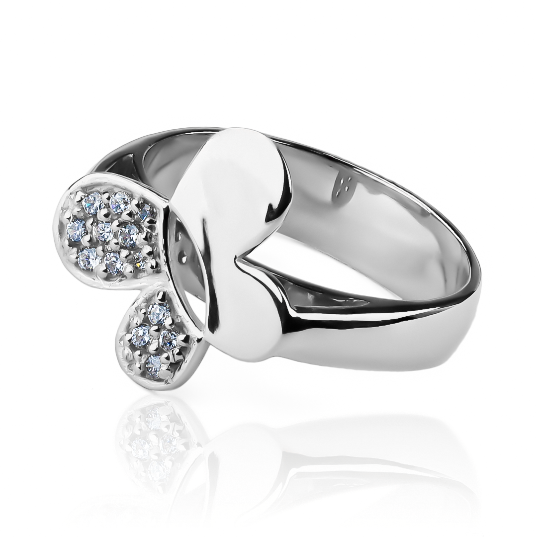 Anillo mariposa L JC en Joyería Caracas. Hecho de oro 18k, este anillo sofisticado y exclusivo será una adición deslumbrante a tu colección. Con garantía de por vida.