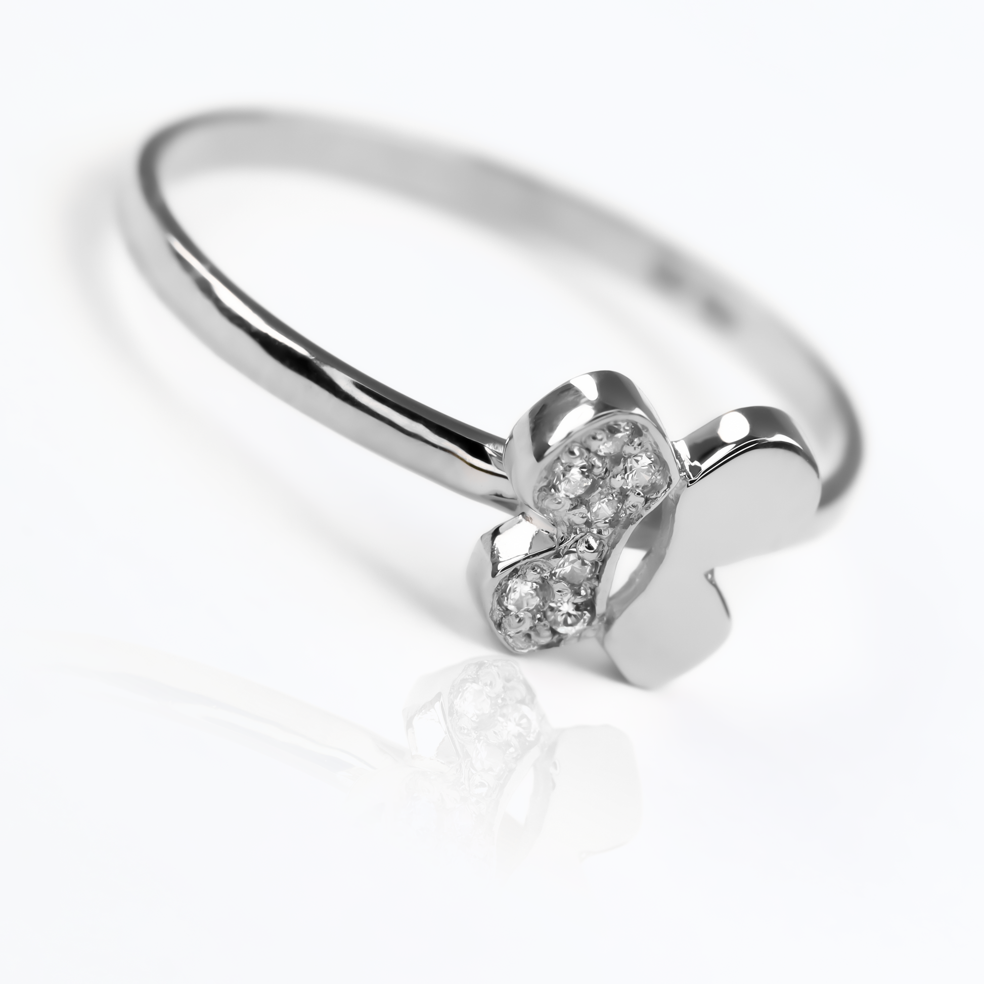 Anillo mariposa S de Joyería Caracas. Hecho en oro 18k y con garantía de por vida.