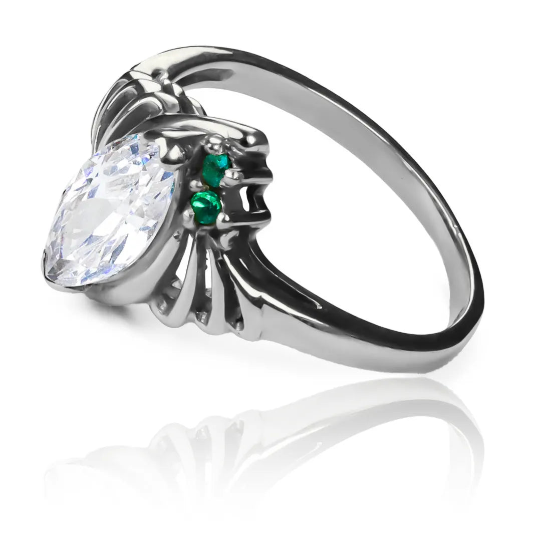 Anillo Marquise Esmeraldas de Joyería Caracas. Fabricado en oro 18k, cuenta con acabados de lujo y un diseño exclusivo en forma de marquesa con brillantes esmeraldas. Con garantía para toda la vida.