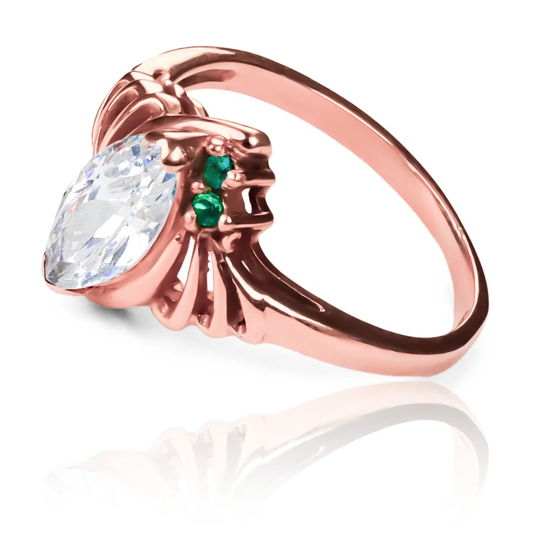 Anillo Marquise Esmeraldas de Joyería Caracas. Fabricado en oro 18k, cuenta con acabados de lujo y un diseño exclusivo en forma de marquesa con brillantes esmeraldas. Con garantía para toda la vida.