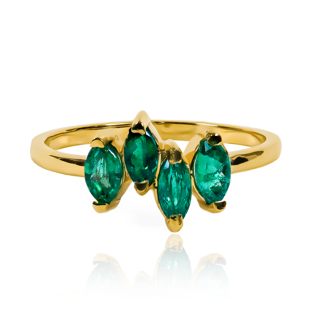 Anillo marquise quad emerald. Fabricado en oro 18k, esta joya de Joyería Caracas te hará sentir elegante y sofisticada. Disfruta de la belleza de los colores y la calidad