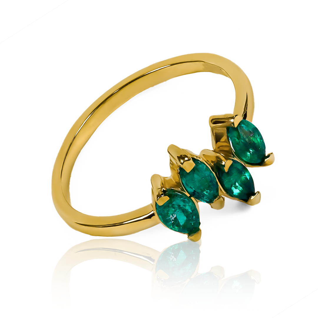 Anillo marquise quad emerald. Fabricado en oro 18k, esta joya de Joyería Caracas te hará sentir elegante y sofisticada. Disfruta de la belleza de los colores y la calidad.