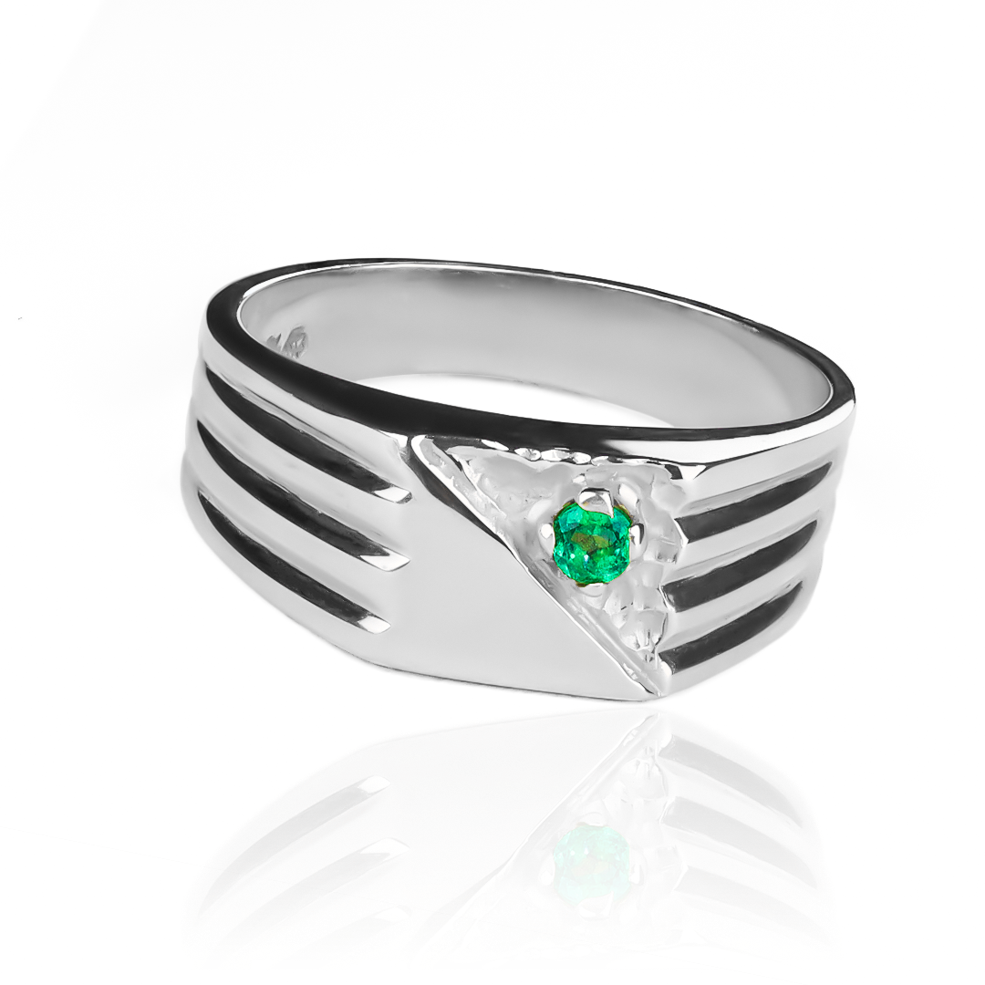 Anillo Media Cuadro Esmeralda J. Fabricado con Joyería Caracas de oro 18k, este anillo cuenta con media cuatro esmeralda y una garantía para toda la vida. 