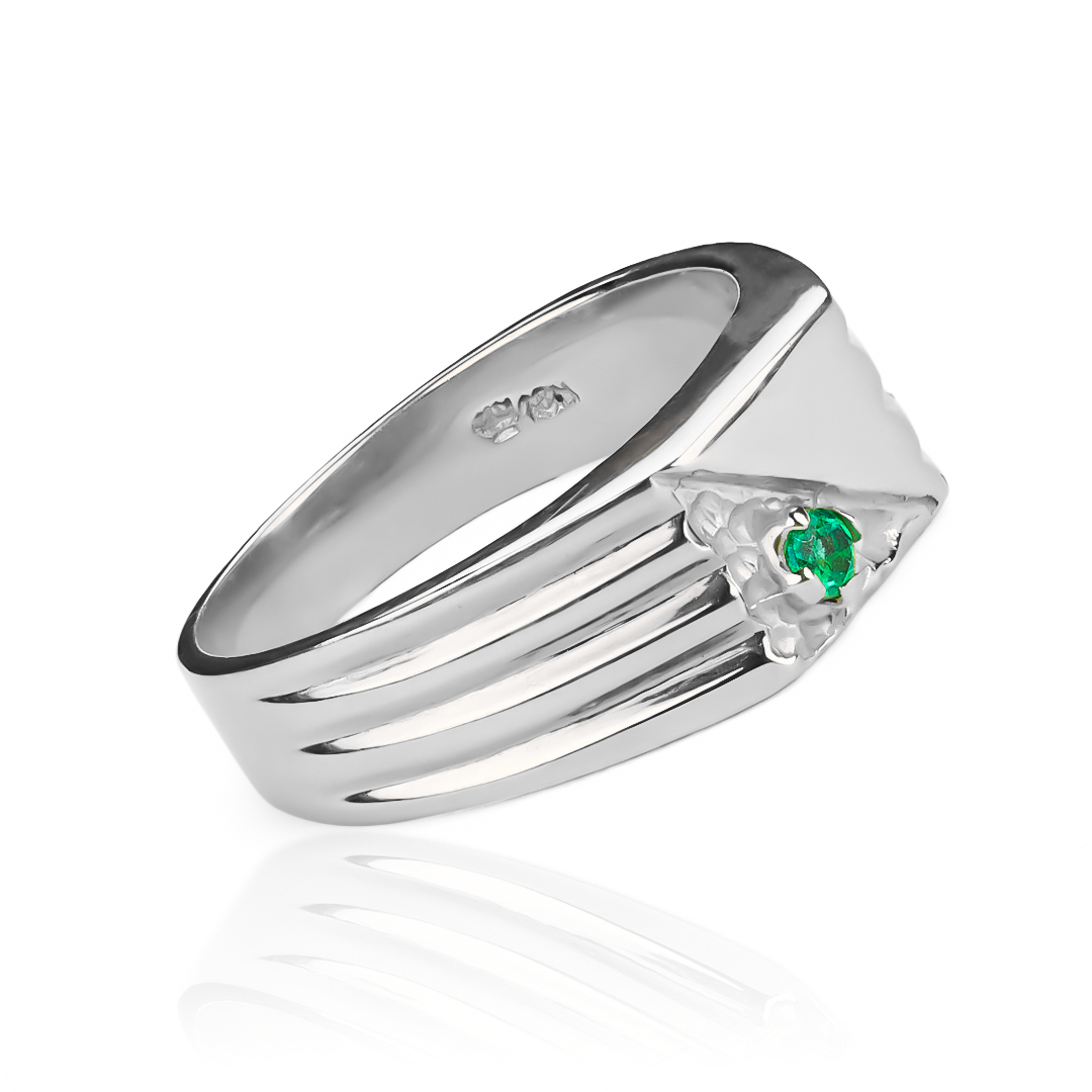 Anillo Media Cuadro Esmeralda J. Fabricado con Joyería Caracas de oro 18k, este anillo cuenta con media cuatro esmeralda y una garantía para toda la vida. 