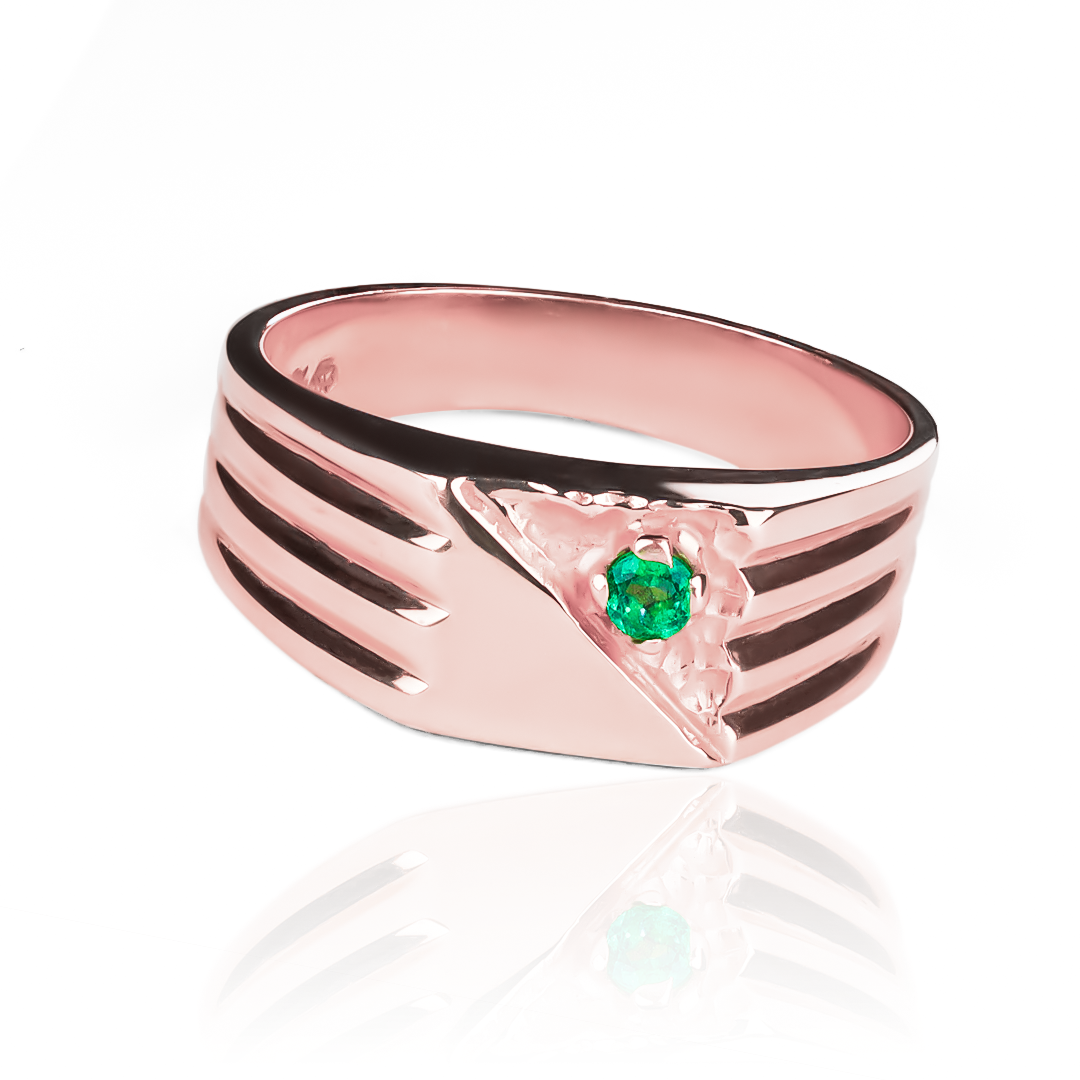 Anillo Media Cuadro Esmeralda J. Fabricado con Joyería Caracas de oro 18k, este anillo cuenta con media cuatro esmeralda y una garantía para toda la vida. 
