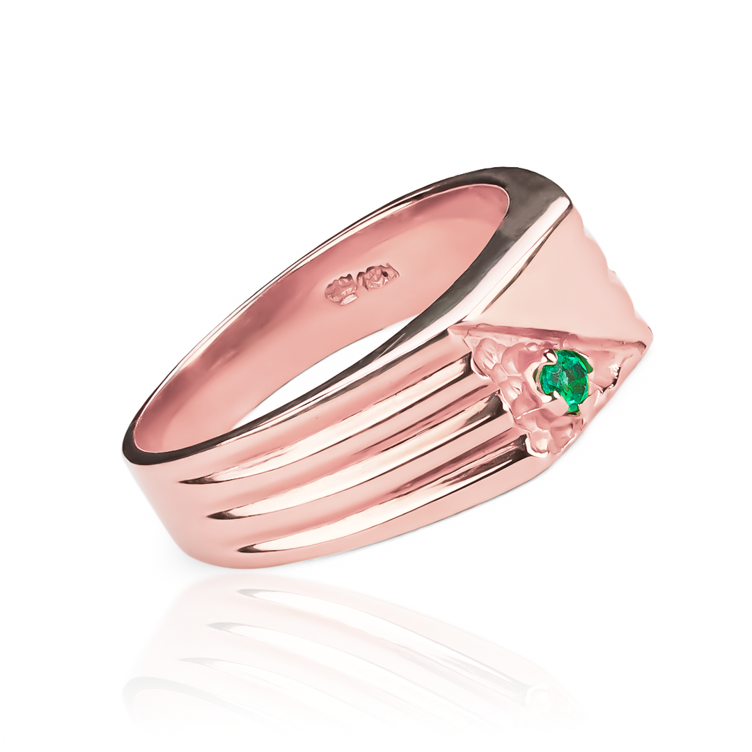 Anillo Media Cuadro Esmeralda J. Fabricado con Joyería Caracas de oro 18k, este anillo cuenta con media cuatro esmeralda y una garantía para toda la vida. 