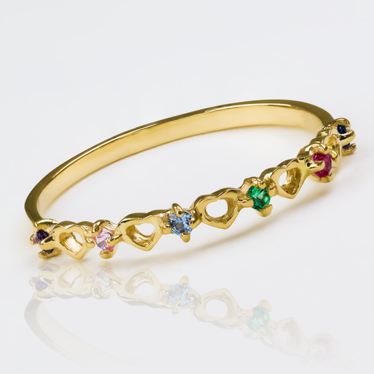 Anillo multicolor heart. Hecho de Joyería Caracas y delicado oro 18k, su diseño único con corazones en varios tonos te llenará de alegría. Con garantía para toda la vida.