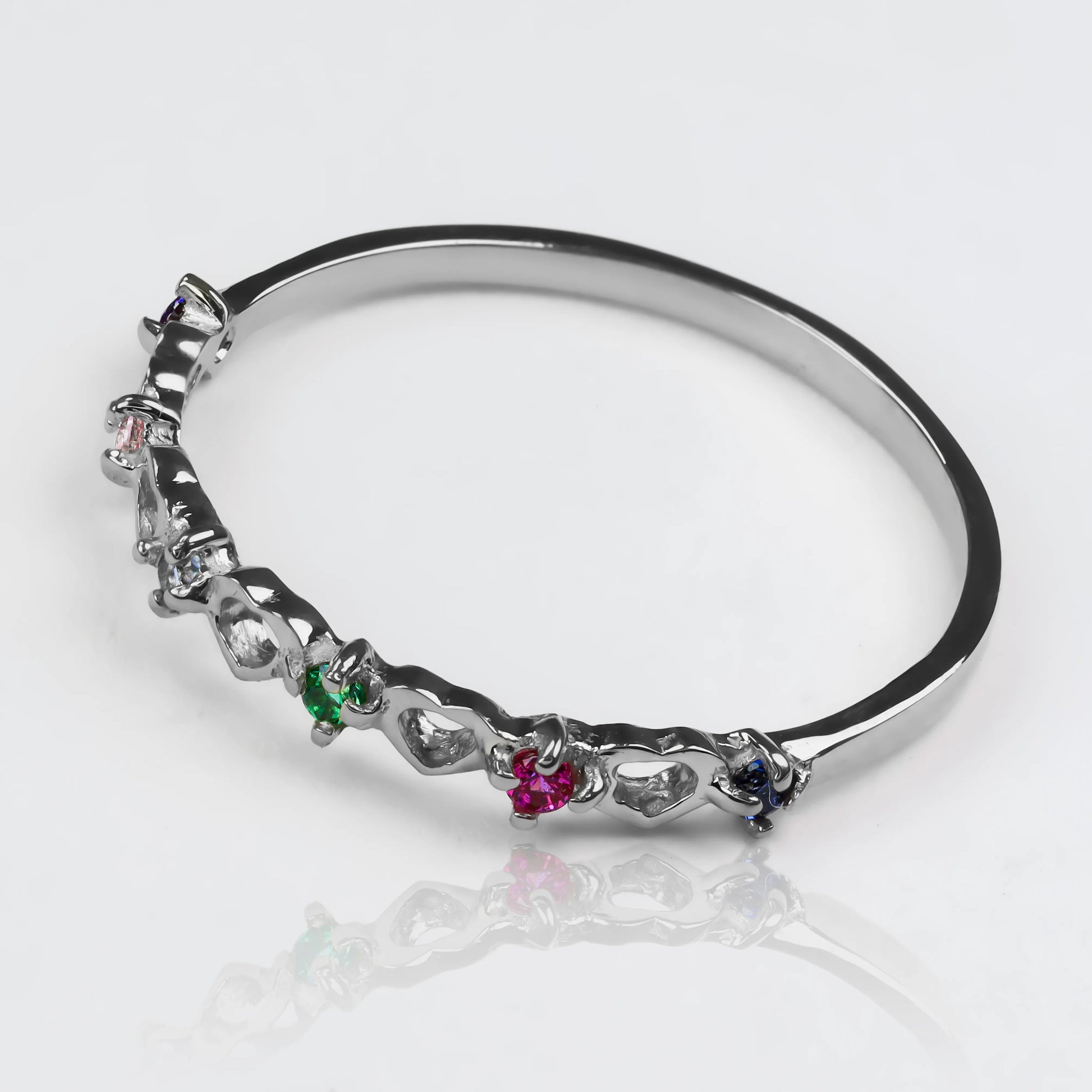 Anillo multicolor heart. Hecho de Joyería Caracas y delicado oro 18k, su diseño único con corazones en varios tonos te llenará de alegría. Con garantía para toda la vida.