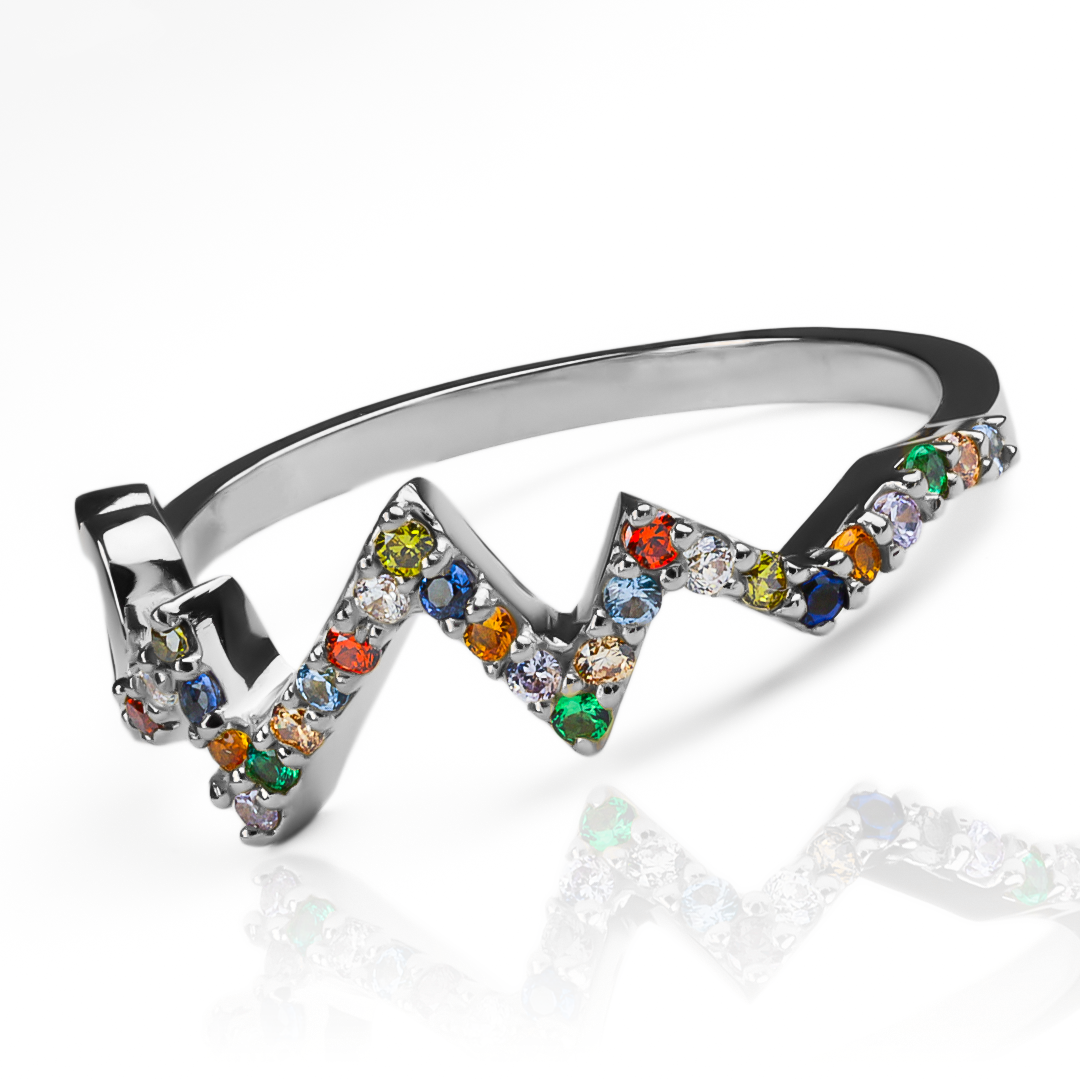 Anillo multicolor heart beat te robará el corazón. Hecho con oro 18k, esta Joyería Caracas es el epitome de lujo y estilo. Con una garantía para toda la vida.